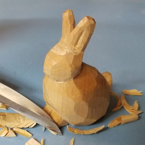 Bunny Wood Carving, Simple Wood Carving Animals, Hand Carved Animals, Wood Whittling For Beginners, Whittled Animals, Whittling Animals, Wood Whittling Projects, Wood Whittling, Whittling Ideas