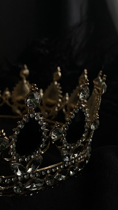 Black And Gold Royal Aesthetic, Royalty Wallpaper Aesthetic, Black Royal Aesthetic, The Queen Aesthetic, Crown Aesthetic Wallpaper, Black Royalty Aesthetic, Royal Queen Aesthetic, Royalty Wallpaper, Women Mindset