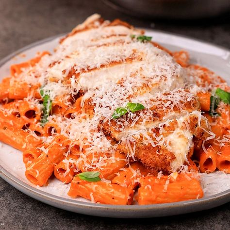 Spicy Vodka Rigatoni & Crispy Chicken Spicy Vodka Pasta With Chicken, Spicy Chicken Recipes For Dinner, Spicy Vodka Rigatoni Recipe, Vodka Pasta With Chicken, Spicy Vodka Rigatoni, Spicy Vodka Pasta Recipe, Spicy Chicken Rigatoni, Vodka Rigatoni, Chicken Rigatoni