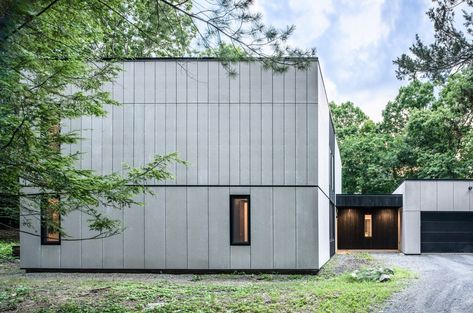 New York home swaps plywood siding for charred timber and cement Fiber Cement Cladding, Cement Cladding, Types Of Cladding, Fibre Cement Cladding, Cement Panels, Exterior Wall Cladding, Fiber Cement Siding, Plywood Siding, Cement Siding