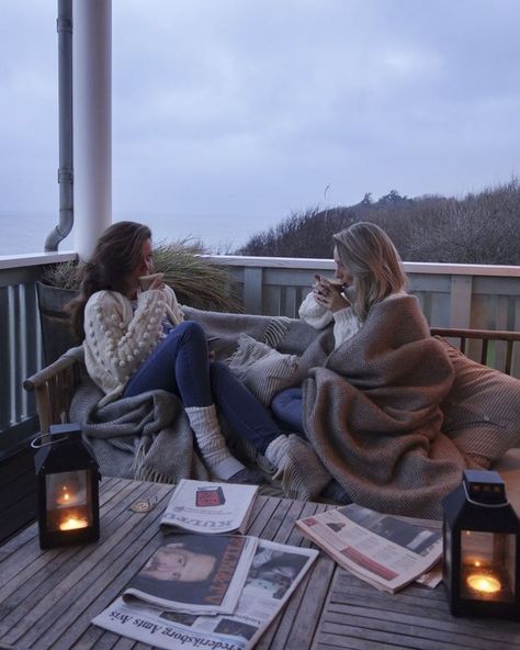 Bild Gold, Weekend Aesthetic, Cabin Weekend, Pictures Winter, Cabin Trip, Cabin Aesthetic, Cosy Night In, Female Friendship, Winter Cabin