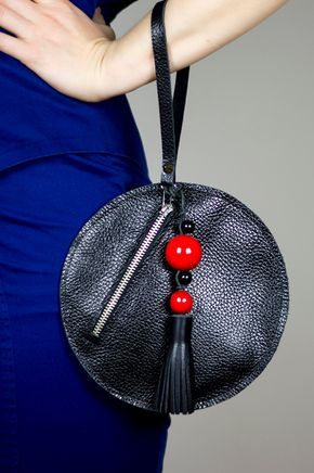 DIY Round Clutch Purse Bag Tutorial Tassels Diy Tutorials, Pochette Diy, Diy En Cuir, Best Leather Wallet, Tas Bahu, Sac Diy, Diy Clutch, Devon Aoki, Bags Diy