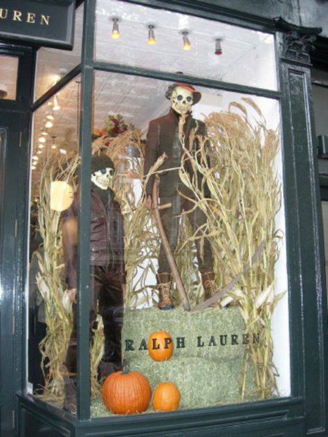 Killers Halloween Hunt, Halloween Windows, Halloween Window Display, Autumn Window Display, Deco Halloween, Fall Windows, Merchandising Ideas, Windows Display, Pizza Shop