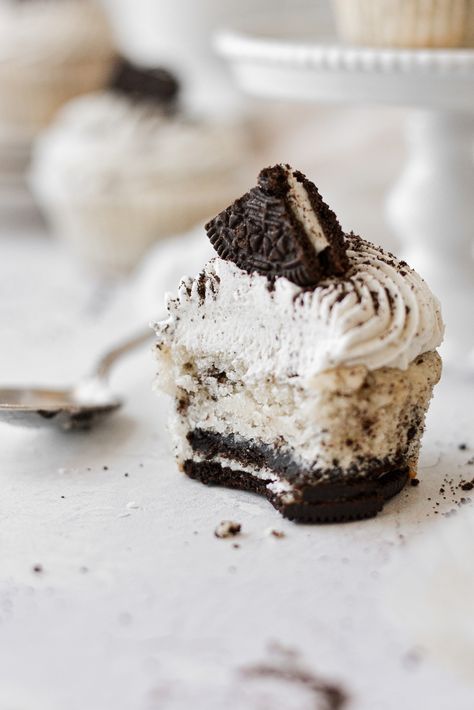 Patisserie, Oreo Filled Cupcakes, High Altitude Cookies, Cookies And Creme Cupcakes, Oreo Cookie Cupcakes, Oreo Cupcake Recipe, Pretty Sweets, Cookies And Cream Cupcakes, Cream Filled Cupcakes