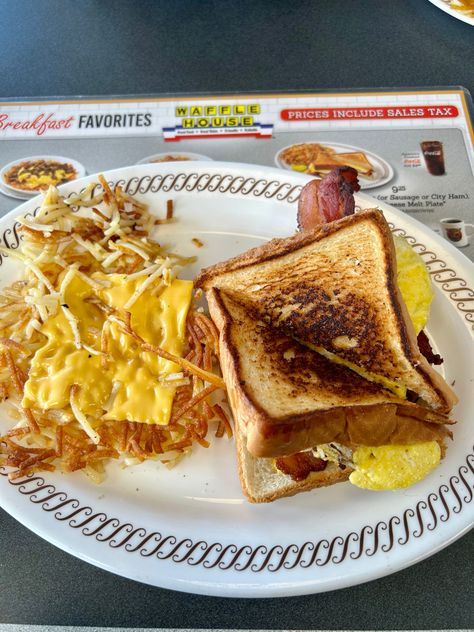 Waffle House Food, Waffle House Aesthetic, Waffle House Breakfast, Fast Food Places, Waffle House, House Aesthetic, Dinner Meals, Best Breakfast Recipes, Food Drinks Dessert