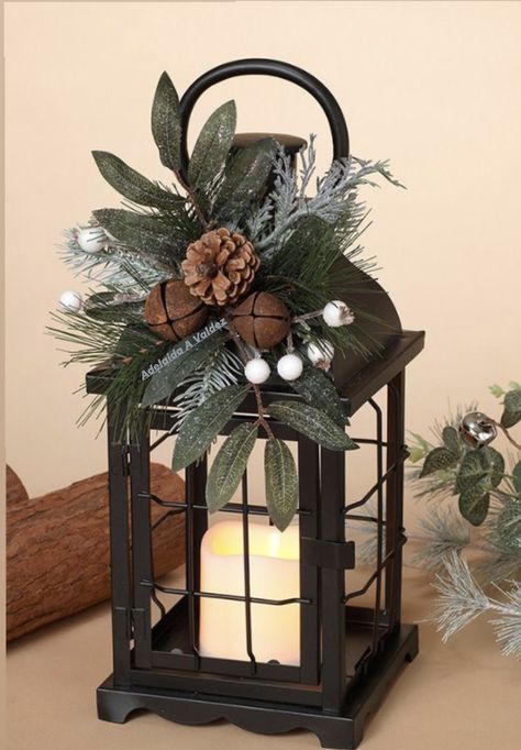 Christmas Lantern Decor Ideas, Christmas Lantern Ideas, Lantern Christmas Decor, Lantern Christmas, Classic Christmas Decorations, Lantern Ideas, Beautiful Christmas Decorations, Christmas Lanterns, Pretty Christmas