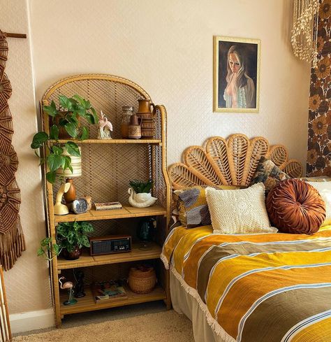 70s Theme Bedroom, 70s Bedroom Aesthetic, Coven House, 70s Inspired Bedroom, Texas Bedroom, 60s Bedroom Decor, 70s Bedroom, 70s Living Room, Eclectic Maximalism