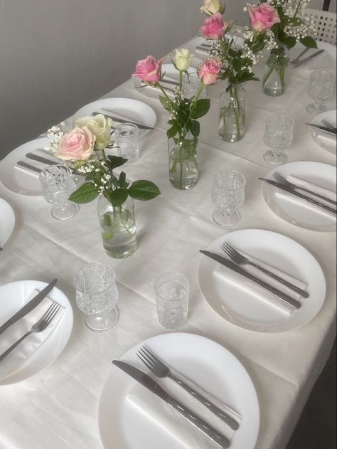 Simple Table Setup For Birthday, Pink Roses Birthday Theme, Brunch Flowers Table Decorations, Coquette Table Setting, Birthday Party Ideas Coquette, Birthday Brunch Ideas Decorations Table Settings, Coquette Party Aesthetic, Coquette Birthday Decor, Birthday Coquette Decoration