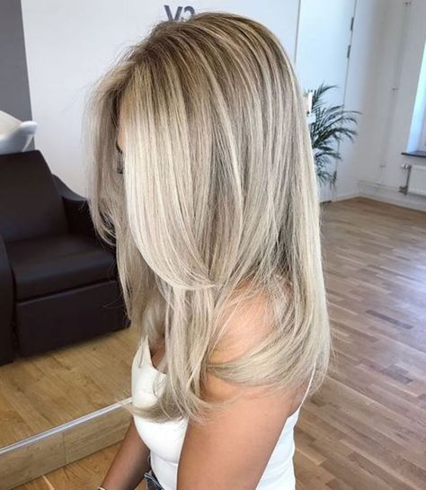 Medium Haircut with Face-Framing Pieces Beige Blonde Balayage, Haircut Medium, Shaggy Bob, Layered Style, Short Layered, Blonde Hair Inspiration, Hair Medium, Brown Blonde Hair, Long Blonde