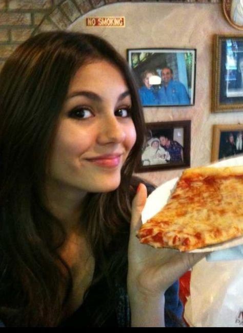 Me out for pizza yum yum xxxx Tori Vega, Victoria Justice, A Woman, Pizza, Wall, Pizzas