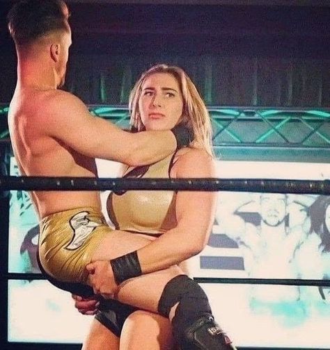 Wwe Funny Pictures, Austin Theory, Wwe Funny, Buff Women, Wrestling Posters, Rhea Ripley, Pose Fotografi, Wwe Girls, Fitness Inspiration Body