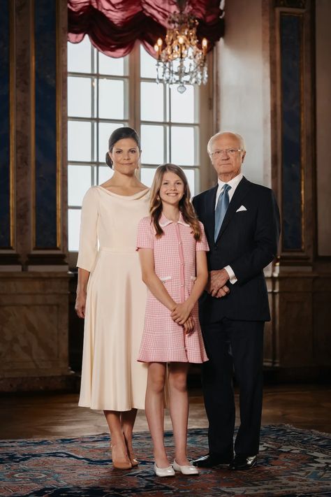 Schwedische Royals: Kronprinzessin Victoria, Prinzessin Estelle und König Carl Gustaf Swedish Royalty, Madeleine, Royal Pictures, Estilo Ivy League, Kroonprinses Victoria, Girls Knitted Dress, Estilo Ivy, 8 September, Victoria Fashion