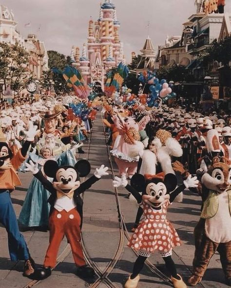 Did you know! Disneyland in California opened on July 17, 1955 Vintage Disney World Aesthetic, 90s Disney World, Vintage Disney Aesthetic, Disney World Parade, Old School Disney, Disney 80s, Lana Quotes, Disneyland Parade, Vintage Disney Art