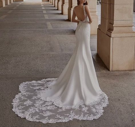 Romantic Style Wedding, Buttoned Skirt, Romantic Wedding Style, Romantic Princess, Elegant Bridal Gown, Fit And Flare Wedding Dress, Brides Wedding Dress, Luxury Bridal, Mermaid Fashion