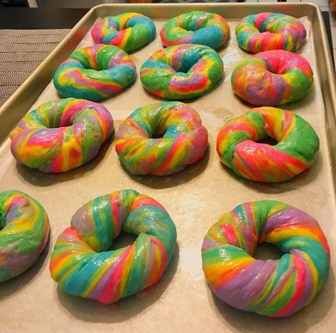 Rainbow Bagels Recipe, Rainbow Pastry, Rainbow Bagel Recipe, Rainbow Bagel, Bagel Store, Rainbow Bagels, Rainbow Bread, Rainbow Baking, Sunshine Food