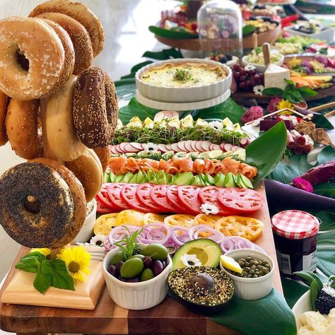 Kamper’s Kitchen on Instagram: “Dreaming of the days when gathering was allowed and bagel towers were encouraged 💭🥯 ⠀ ⠀ ⠀ #kamperskitchen #bagel #bagelbar #brunch…” Bagel Board, Food Setup, Salmon Platter, Bagel Bar, Brunch Bar, Brunch Inspiration, Breakfast Platter, Sandwich Bar, Brunch Spread