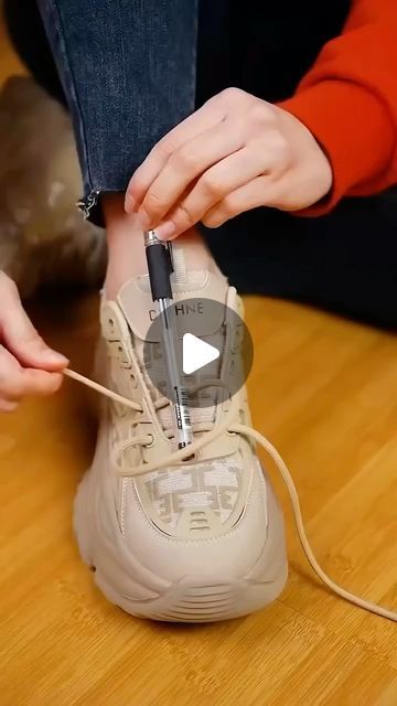 Shoe Tying Trick, Shoe Lace Hacks, Diy Fashion Videos, Shoe Lacing Techniques, How To Tie Shoes, Packing Hacks Clothes, Shoes Hack, Shoe Lace Tying Techniques, Simple Shoes