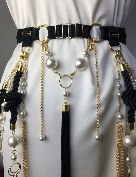 Pearl Harness, Fashion Show Themes, Pearl Chains, Chain Harness, Hippie Aesthetic, Elastic Belt, Body Harness, Embroidery Fashion, Body Chain Jewelry