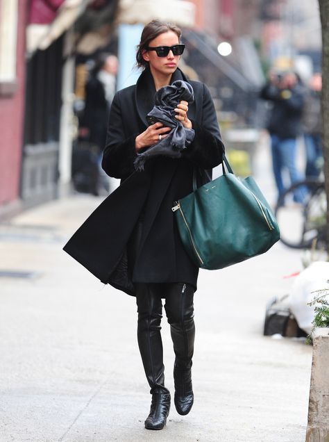 Irina Shayk Style, Irina Shayk Photos, Flamboyant Natural, Walking Down The Street, Quoi Porter, Irina Shayk, Celebrity Street Style, Street Style Chic, Gwen Stefani