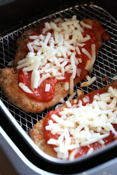 Chicken Parmesan comes out great in the Air Fryer, no need to use so much oil! Chicken Parmesan Recipe Air Fryer, Air Fryer Recipes Meals, Air Fryer Chicken Parmesan, Frying Recipes, Chicken Parmesan Recipe Baked, Recipe Air Fryer, Chicken Parmesan Recipe, Air Fried Food, Air Fryer Oven Recipes