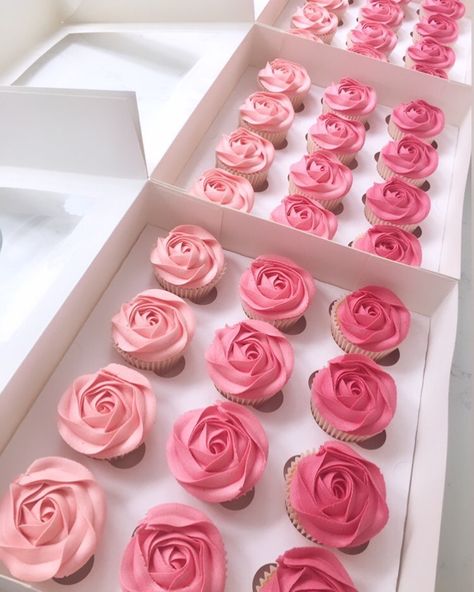 Birthday Cupcakes Design Ideas, Aesthetic Pink Dessert, Rose Themed Cupcakes, Pink Fall Cupcakes, Pink Rosette Cupcakes, Cupcake With Flowers, Pastel Pink Cupcakes, Pink Cake And Cupcakes, Pink Sweet 16 Cupcakes