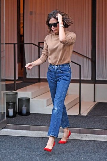 Red Shoes Outfit, Victoria Beckham Jeans, Victoria Beckham Outfits, Jeans Trend, Victoria Beckham Style, Look Jean, Manolo Blahnik Heels, Woman Walking, Tan Sweater