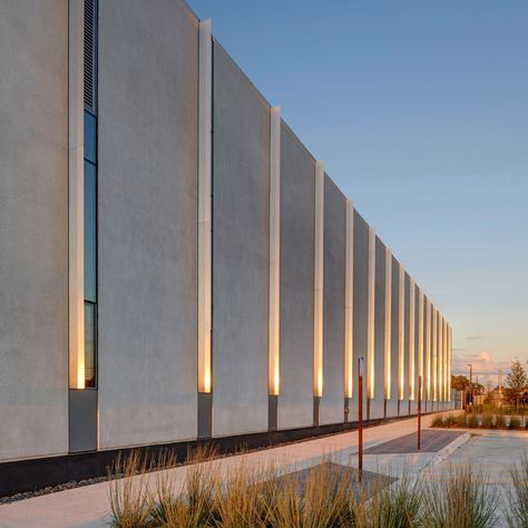 Des Moines Municipal Services Center by Neumann Monson Architects Compound Wall Design, Factory Architecture, Compound Wall, Warehouse Design, Concrete Facade, Facade Lighting, Industrial Architecture, Haikou, Famous Buildings