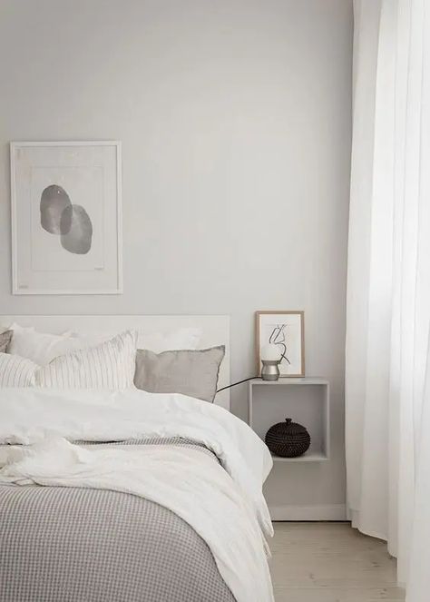 Light Grey Bedding, Floor Bedroom Ideas, Light Gray Bedroom, Grey And White Bedding, Bed Aesthetic, Gray Bedroom Walls, Grey Bed Frame, Light Grey Walls, Minimalist Bedroom Design