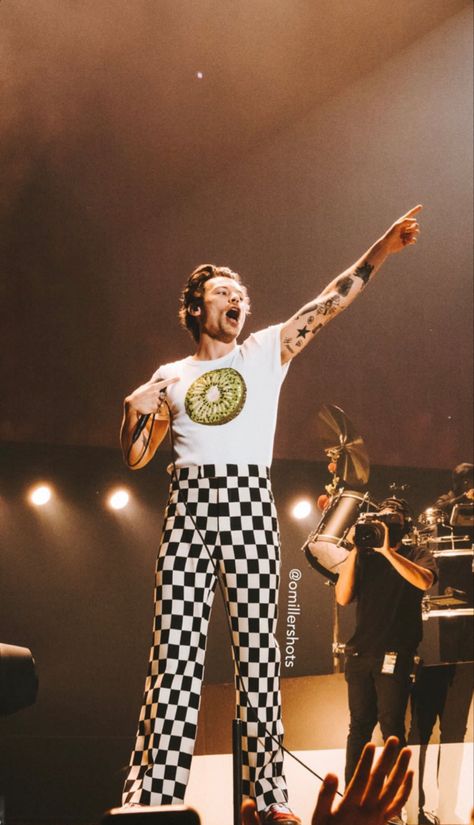 Harry Styles Outfits Inspiration Concert, Harry Styles Love On Tour Outfits, Harry Styles Concert Outfit Ideas, Concert Outfit Men, Harry Styles Concert Outfit, Harry Outfits, Love On Tour Outfits, Edit Wallpaper, Harry Styles Outfit