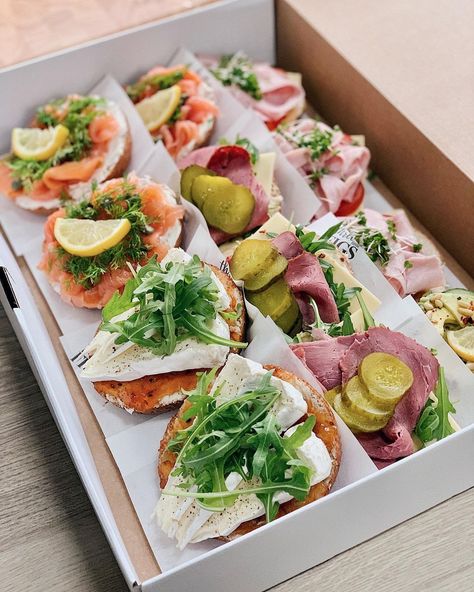 Bagel Box Ideas, Vegetarian Bagel, Bagel Platter, Summer Party Snacks, Saturday Sunshine, New Vegetarian, Bagel Bar, Bagel Toppings, Catering Ideas Food