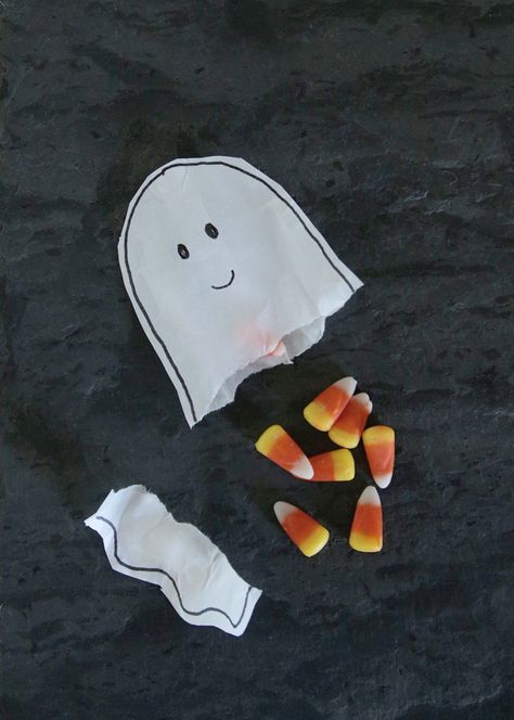 Make these cute ghost treat bags from a paper bag in just a few minutes! #halloween #crafts #paperbagcrafts Ghost Treat Bags, Ghost Treats, Ghost Bag, Diy Ghost, Paper Bag Crafts, Ghost Diy, Halloween Candy Bags, Halloween Treat Bags, Halloween Paper