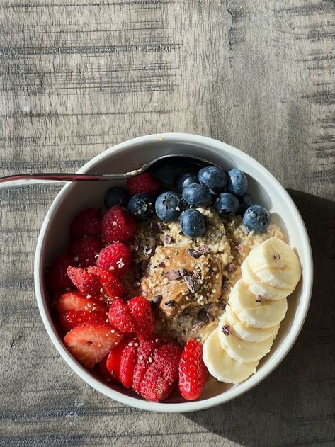 Healthy Eating Oatmeal, Oatmeal With Fruit Aesthetic, Oats And Fruits Bowl, Fancy Oatmeal Bowls, Breakfast Oats Aesthetic, Oatmeal Breakfast Aesthetic, Oats With Fruits, Oats Bowl Aesthetic, Oatmeal Aesthetic Instagram