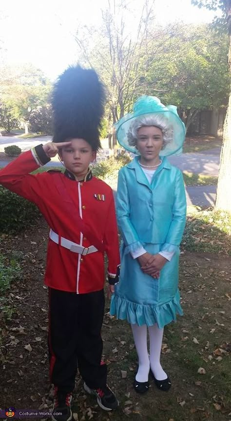 The Queen and Her Guard - 2018 Halloween Costume Contest Queen Elizabeth Kids, England Costume, Best Diy Costumes, Guard Costume, Elizabeth Cosplay, Queens Jubilee, British Costume, Soldier Costume, The Queen Of England