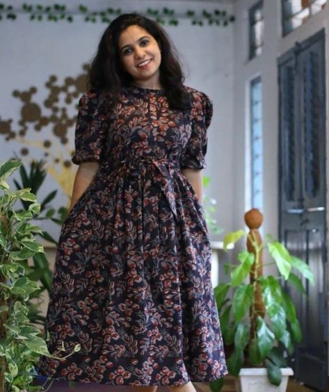 Latest Dress For Women Outfit Ideas, Trendy Frocks For Women Cotton, Viscous Frock Design, Western Frok Designs For Women, Short Frocks Models For Stitching, Floral Print Frocks For Women, Kurthi Ideas For Stitching, Cotton Frock Ideas For Women, Cotton Kurthis Models