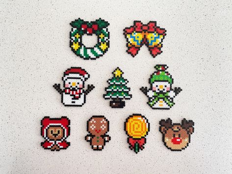 Pearler Beads Christmas Patterns, Christmas Melty Beads, Christmas Pearl Beads, Pixel Art Noel, Perler Beads Art, Christmas Pixel Art, Perler Christmas, Hama Beads Christmas, Perler Beads Ideas