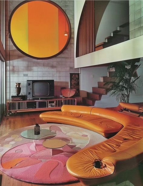 Crazy Interior Design Creative, Vintage Futurism Interior, 70s Retro Futurism Interior, Retro Futurism Interior Design Bedroom, Interior Design 60s, Space Age House, Seventies Interior Design, Futuristic Apartment Interior Design, 70s Aesthetic House