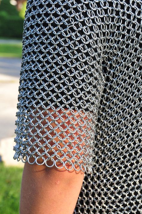 How to Make a Chainmail Shirt: One must be well protected to read this series, but you best start now, this how-to project is going to take a long while! Diy Chainmail, Chainmail Diy, Chain Mail Dress, Chainmail Shirt, Chainmail Patterns, Chainmail Armor, Chainmaille Tutorial, Scale Mail, Chainmail Jewelry