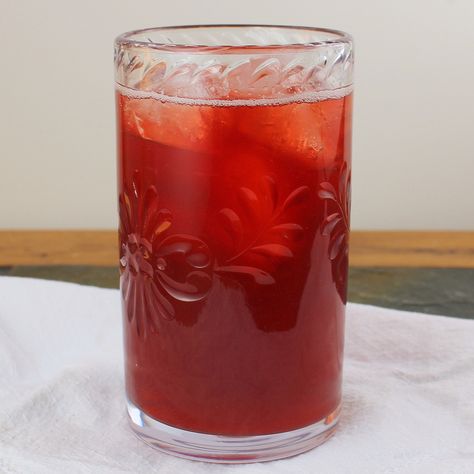 Copycat Cracker Barrel Wildberry Iced Tea creates a fruit syrup from fresh berries to flavor up your favorite iced tea. Sugar Plum Iced Tea, Easy Iced Tea, Copycat Cracker Barrel, Cracker Barrel Meatloaf, Pineapple Tea, Broccoli Cheddar Chicken, Christmas Drinks Recipes, Fruit Syrup, Sweet Tea Recipes