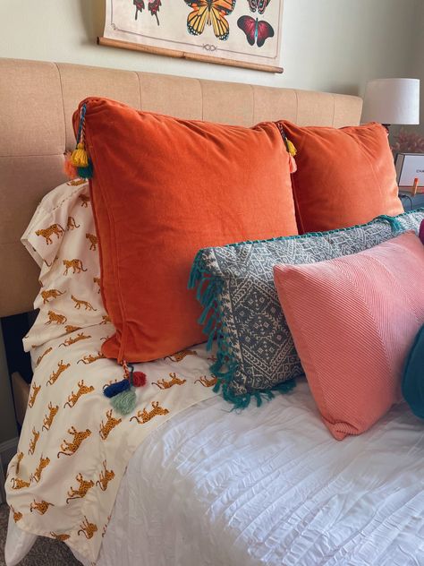 Fun bed sheets, studio apartment, colorful pillows, fun pillows, throw pillows, colorful bedroom Throw Pillows Colorful, Apartment Colorful, Pillows Colorful, Fun Pillows, Colorful Bedroom, Glamour Home, Colorful Comforter, Pillows Throw, Pillow Party