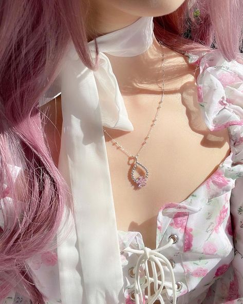 Hair Faceless Aesthetic, Ingenue Ethereal, Pink Hair Aesthetic, Mei Yan, Faceless Aesthetic, Girl With Pink Hair, Soft Pink Theme, Cute Shoes Heels, Raffle Ticket