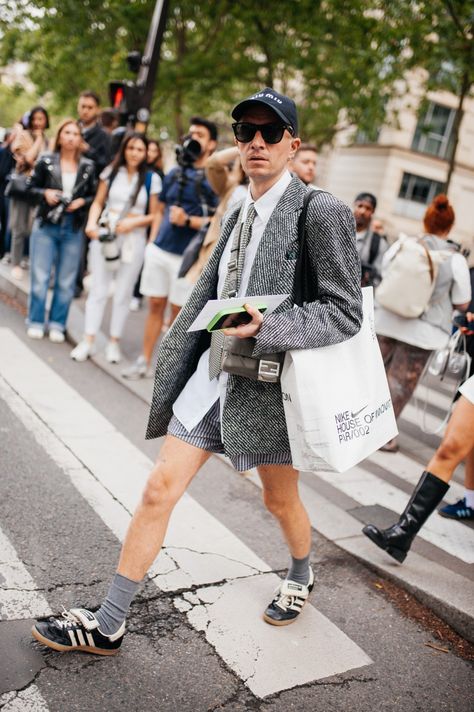 Street style at Paris Fashion Week Men’s Spring 2025 Milan Outfits, Street Style Accessories, Chicos Fashion, Men Streetstyle, Paris Mens Fashion, Street Cats, Paris Fashion Week Men, Fashion Calendar, Preppy Men