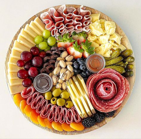 Salami Rose, Charcuterie Board Meats, Crockpot Healthy, Grazing Board, Party Food Buffet, Catering Ideas Food, Chicken Healthy, Charcuterie Inspiration, Charcuterie Cheese