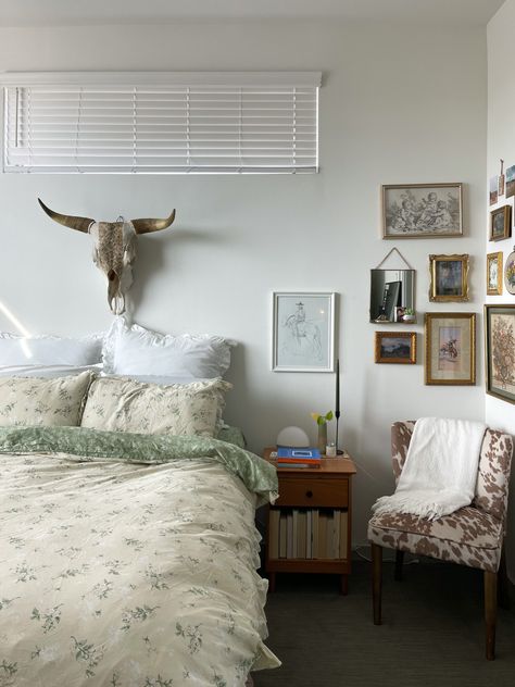 Cowboy Country Coastal Bedroom Ideas, Cottage Core Vintage Bedroom, Soft Country Aesthetic Room, Vintage Boho Western Bedroom, Country Core Bedroom, Western Cottage Core Aesthetic, Cowboy Aesthetic Bedroom, Urban Cowboy Interior Design, Western Antique Bedroom