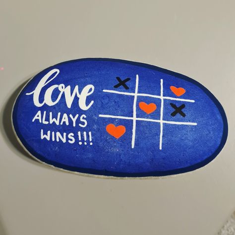 Love Rock Painting Ideas, Valentine Rock Painting Ideas, Heart Rock Painting Ideas, Sten Maling Ideas, Positivity Pebbles, Easy Painted Rocks, Cool Rock Painting Ideas, Positivity Rocks, Valentines Rocks