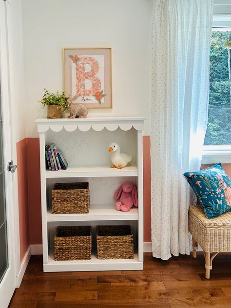 Scalloped Shelf Nursery, Scallop Bookshelf, Scalloped Bookcase, Scalloped Bookshelf, Small Bookshelf Ideas, Scalloped Shelves, Nursery Book Shelf, Cottagecore Interior Design, Girls Bookshelf