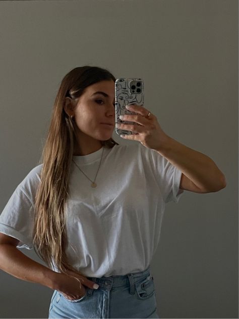 mirror photo of girl wearing oversized white tshirt Basic White T Shirt Outfit, Jeans And White Tshirt Outfit, Simple Tshirt Outfit, Oversized White Tee Outfit, White Tshirt Outfit Aesthetic, How To Style A White Tshirt, Basic White Tee Outfit, Oversized White Tshirt Outfit, Basic Tshirt Outfit