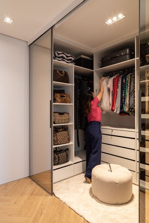 Small Closet Room, Bag Closet, Dressing Room Closet, Dream Closet Design, Closet Design Layout, Modern Cupboard Design, Luxury Closets Design, Closet Layout, Wardrobe Room