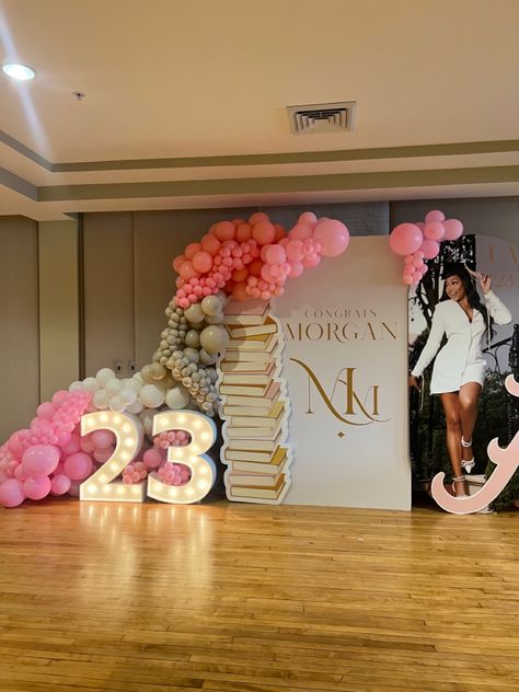 Nurse Graduation Backdrop Ideas, Graduation Party Venues Ideas, Pink And Maroon Graduation Party, Pink Graduation Backdrop, Graduation Venue Decorations, Pink And Silver Graduation, Graduation College Party, College Graduate Party Ideas, Pink Open House Ideas