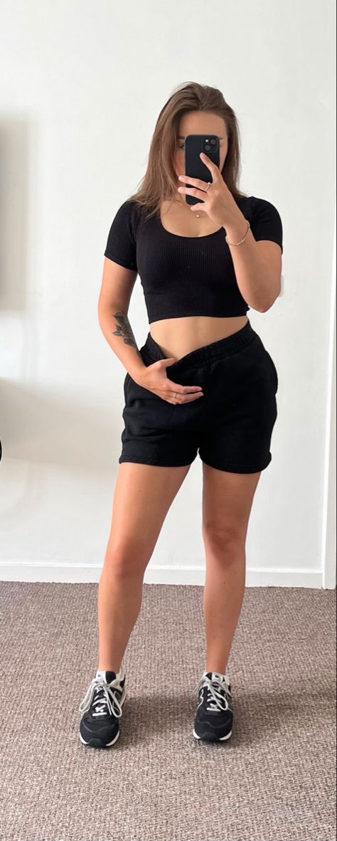 New Balance And Shorts Outfit, Balance Shoes Outfit, Basic Top Outfit, New Balance Shoes Outfit, Black New Balance Shoes, Black Crop Top Outfit, Outfit New Balance, Crop Top With Shorts, Gray Crop Top