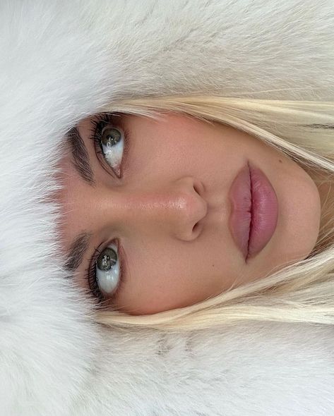 ❄️🏹🤍 | Instagram Ice Princess Makeup, Snow Makeup, Cold Makeup, Straight Blonde Hair, Snow Girl, Make Up Inspo, Ice Princess, Makeup Style, Winter Girls